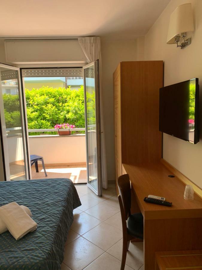 Hotel Mare Azzurro Террачина Экстерьер фото