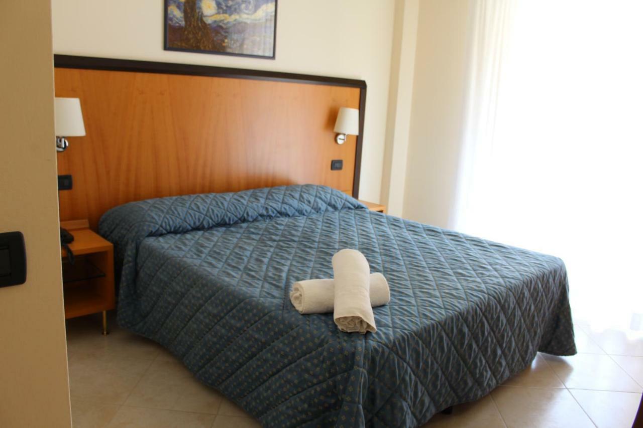 Hotel Mare Azzurro Террачина Экстерьер фото