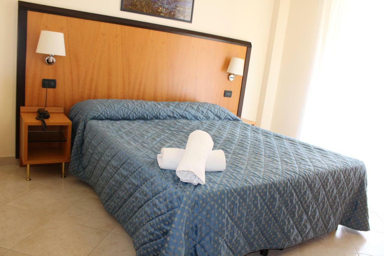 Hotel Mare Azzurro Террачина Экстерьер фото