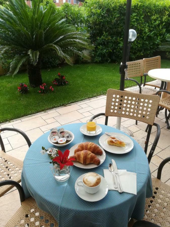 Hotel Mare Azzurro Террачина Экстерьер фото